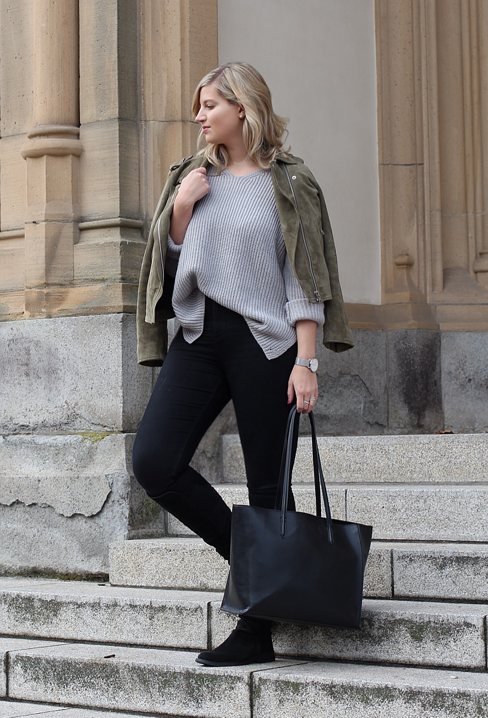 OUTFIT: Grauer Oversize-Pullover